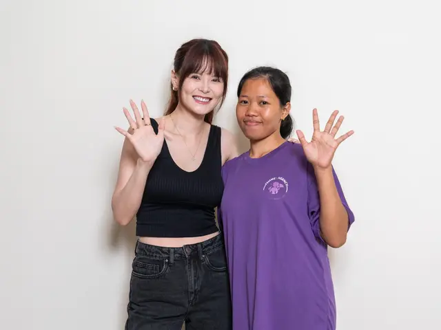 A Femme5 consultant and a helper waving together
