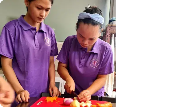 Helpers in a Femme5 cooking class