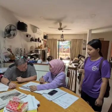 Femme5 consultant meeting an elderly client and family at home